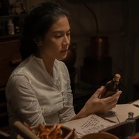 Tapi ada masanya hitam berubah menjadi putih, seperti matahari terbit dari gelapnya malam, seperti lahir baru. Putih adalah kanvas kosong yang siap dilukis, atau lembaran kosong yang akan diisi cerita baru. Seperti pengantin yang berbalut warna putih yang melambangkan babak baru kehidupan, tulis Hagai Pakan. Foto: Instagram Hagai Pakan