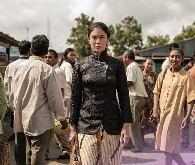 Dian SastrowardoyoBicara tentang kebaya, modelnya yang jadi tren baru-baru ini adalah janggan. Dipopulerkan Dian Sastrowardoyo di serial Gadis Kretek, kebaya ini punya desain yang lebih maskulin.Foto: Dok. Netflix