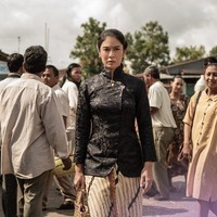 Dian SastrowardoyoBicara tentang kebaya, modelnya yang jadi tren baru-baru ini adalah janggan. Dipopulerkan Dian Sastrowardoyo di serial Gadis Kretek, kebaya ini punya desain yang lebih maskulin.Foto: Dok. Netflix