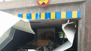 Akibat tidak memperhitungkan ketinggian truk dan rendahnya jembatan. Foto: Boredpanda