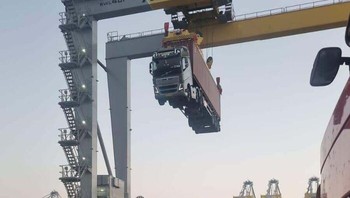 Akibat Sopir Truk Yang Lupa Melepas Baut Kontainer di Pelabuhan Foto: Boredpanda