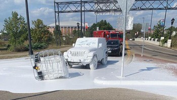 Sebuah Truk yang Mengangkut Tangki Cat Putih Menjatuhkannya Di Jalan Foto: Boredpanda