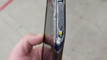 Ada yang Meninggalkan Ponselnya di Bawah Pemotong Kertas Industri. Foto: Boredpanda