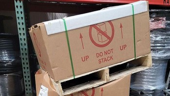 Padahal sudah ada peringatan jelas di kardus, tapi kok... Foto: Boredpanda