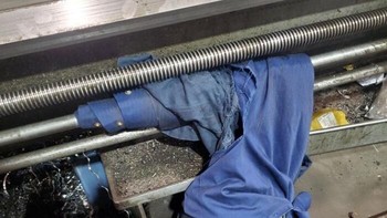 Seorang pekerja hampir tertarik mesin bubut, Untuk dia berhasil melepaskan diri. Foto: Boredpanda