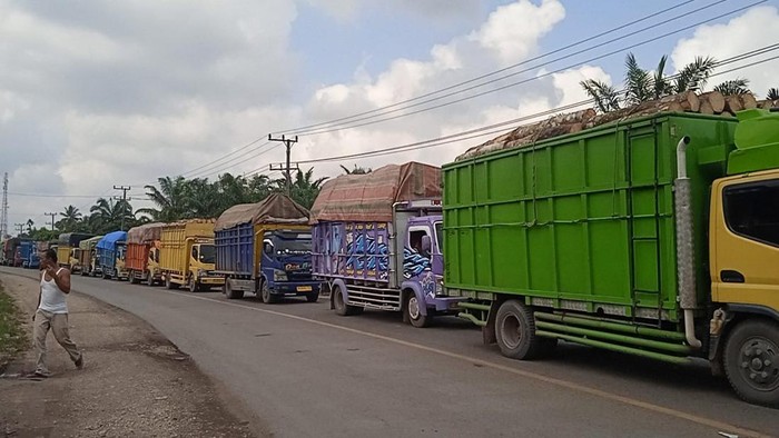 Kemacetan di Batanghari, Jambi.