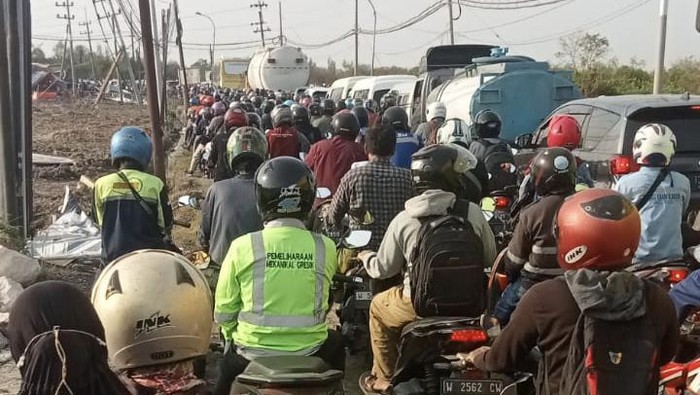 Kemacetan mengular di Gresik gegeara sopir ngilang saat as truk patah
