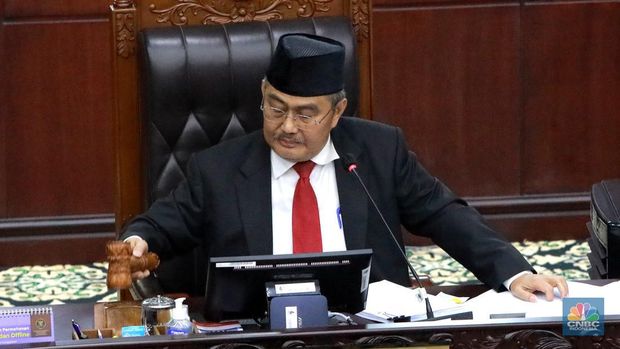 Ketua MKMK Jimly Asshiddiqie saat membacakan kesimpulan saat membacakan putusan terkait laporan pelanggaran etik dengan terlapor enam hakim Mahkamah Konstitusi (MK) di Gedung Mahkamah Konstitusi, Jakarta, Selasa, (7/11/2023). (CNBC Indonesia/Muhammad Sabki)