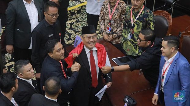 Ketua MKMK Jimly Asshiddiqie saat membacakan kesimpulan saat membacakan putusan terkait laporan pelanggaran etik dengan terlapor enam hakim Mahkamah Konstitusi (MK) di Gedung Mahkamah Konstitusi, Jakarta, Selasa, (7/11/2023). (CNBC Indonesia/Muhammad Sabki)