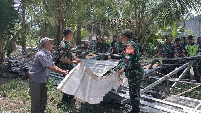 Kodim 0625 Pangandaran berikan uang ganti rugi warung rusak saat percobaan helikopter Bell di Pangandaran