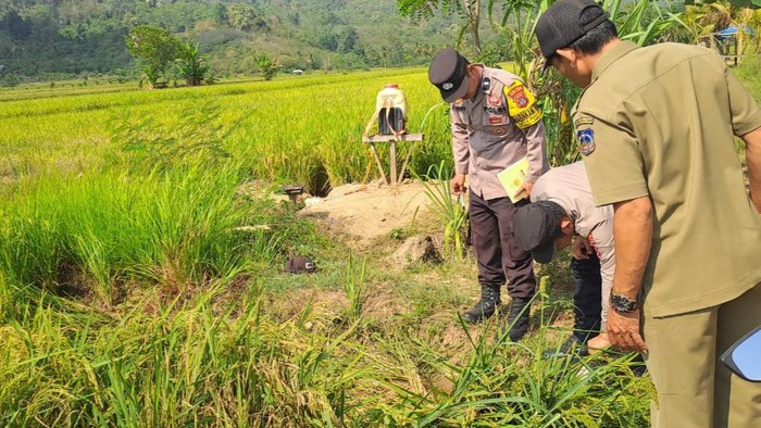 Petani berinisial AG (56) di Kolaka Timur (Koltim), Sulawesi Tenggara (Sultra) dibacok tetangganya inisial AM (35) gegara rebutan air irigasi sawah.