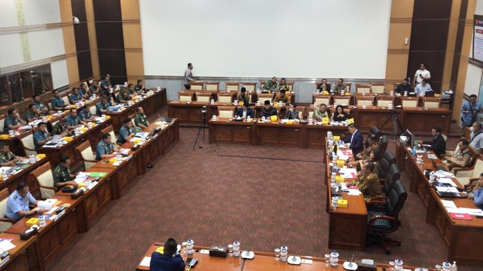 Komisi I DPR menggelar rapat dengan Panglima TNI Laksamana Yudo Margono bersama 3 kepala staf matra TNI hari ini. Rapat membahas persiapan pengamanan Pemilu 2024 beserta dukungan anggaran.