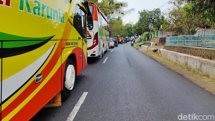 Kondisi lalin di Jalan Jogja-Wonosari, Selasa (7/11/2023) pukul 12.45 WIB, Kemacetan ini terjadi imbas buka-tutup perbaikan jalan di lokasi.
