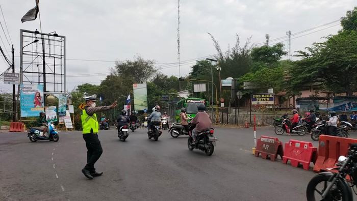 Kondisi lalu lintas Jogja-Wonosari di perempatan Patuk, Gunungkidul, Selasa (7/11/2023).