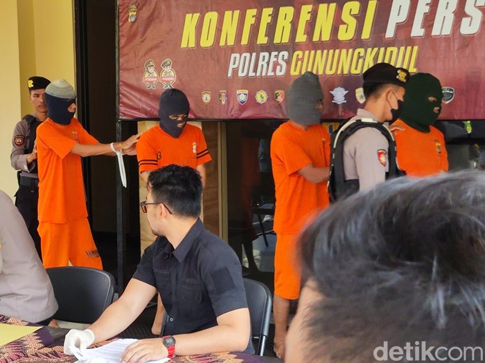 Konferensi pers kasus pencurian baterai tower BTS di Polres Gunungkidul, DIY, Selasa (7/11/2023).