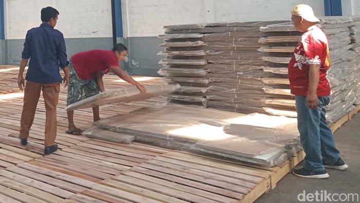 KPU Kota Cirebon menerima logistik untuk Pemilu 2024