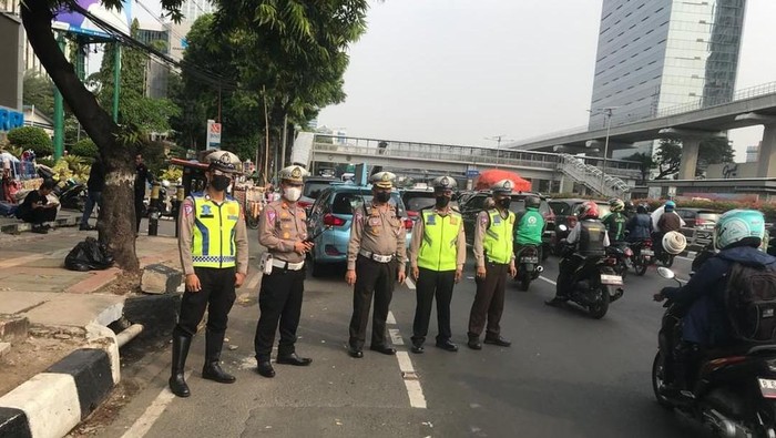 Lalin di Jalan Gatsu, Jakarta Selatan macet, Selasa (7/11/2023) sore ini imbas demo di Kemnaker.