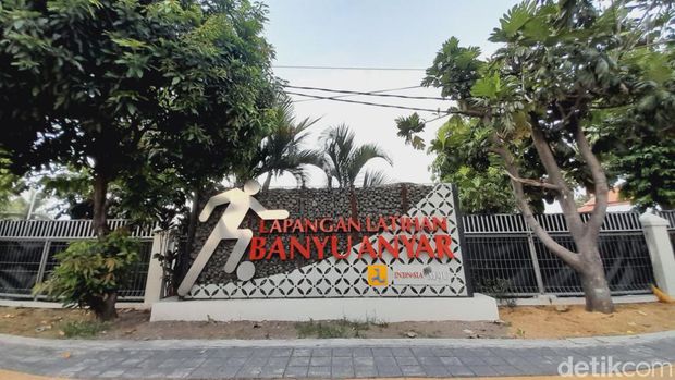 Lapangan Banyuanyar yang mulai dipasang kain hitam jelang Piala Dunia U-17, Senin (6/11/2023).