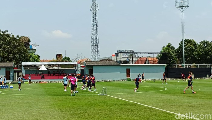 Timnas Spanyol U-17 saat melakukan latihan di lapangam Blulukan, Kecamatan Colomadu, Kabupaten Karanganyar, Selasa (7/11/2023)