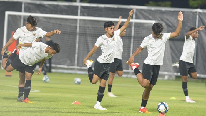 Pesepak bola tim nasional Indonesia Amar Rayhan Brkic menendang bola saat sesi latihan di lapangan A Stadion Gelora Bung Tomo, Surabaya, Jawa Timur, Selasa (7/11/2023). Timnas Indonesia akan menghadapi Ekuador pada babak penyisihan grup A Piala Dunia U-17 2023 di stadion tersebut. ANTARA FOTO/Ari Bowo Sucipto/nym.