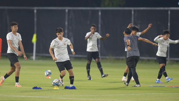 Pesepak bola tim nasional Indonesia Amar Rayhan Brkic menendang bola saat sesi latihan di lapangan A Stadion Gelora Bung Tomo, Surabaya, Jawa Timur, Selasa (7/11/2023). Timnas Indonesia akan menghadapi Ekuador pada babak penyisihan grup A Piala Dunia U-17 2023 di stadion tersebut. ANTARA FOTO/Ari Bowo Sucipto/nym.