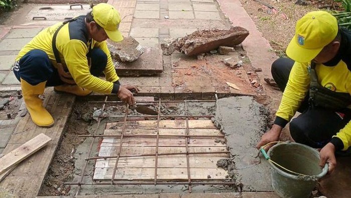 Lima pelat besi penutup saluran air (drainase) di Jakbar hilang dicuri maling. Pemerintah Kota (Pemkot) Jakarta Barat pun memperbaiki. (ANTARA/HO-Sudin SDA Jakbar)