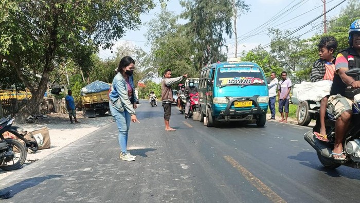 Lokasi kecelakaan antara mobil boks dan motor di Jalan Timor Desa Noelbaki, Kabupaten Kupang, NTT. Kecelakaan yang menewaskan satu orang itu terjadi Senin (6/11/2023).
