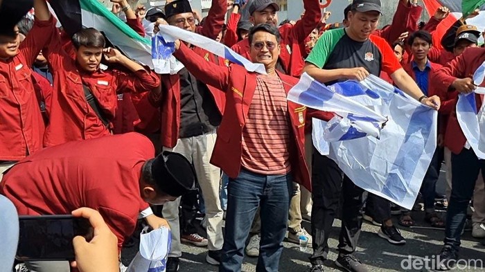 Mahasiswa aksi bela Palestina di Surabaya