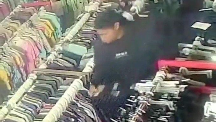 Tangkapan layar CCTV pelaku pencurian baju di Wates, Kulon Progo.
