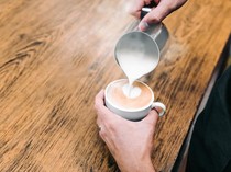 Tambahkan Susu Dalam Racikan Kopi, Dapat 3 Manfaat Sehat Ini