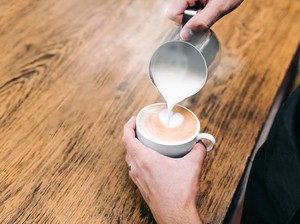 Tambahkan Susu Dalam Racikan Kopi, Dapat 3 Manfaat Sehat Ini