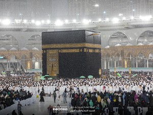 Tips Umrah Aman saat Hujan dari Otoritas Saudi, Diimbau Lepas Kaus Kaki