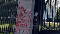 Aksi ini dilakukan massa Pro-Palestina untuk melambangkan kematian warga Palestina yang tewas dalam konflik Israel-Hamas.  