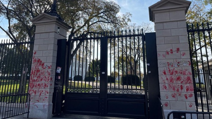 Massa Pro-Palestina Hiasi Gedung Putih AS dengan 'Tangan Berdarah' The words