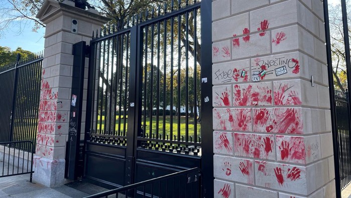 Massa Pro-Palestina Hiasi Gedung Putih AS dengan 'Tangan Berdarah' The words