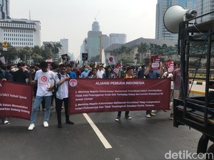 Massa Pro Putusan MK Gelar Aksi di Patung Kuda Jelang Putusan MKMK