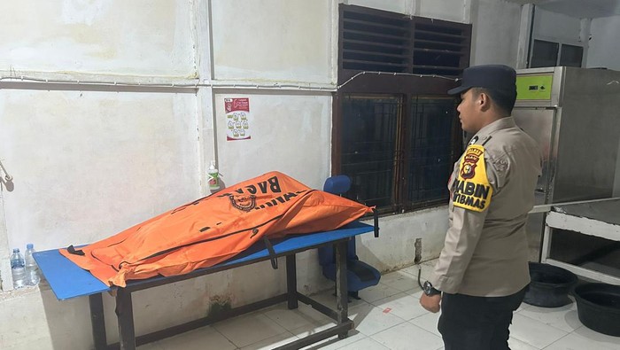 Mayat wanita terapung di sungan Inhil, Riau. (Istimewa)
