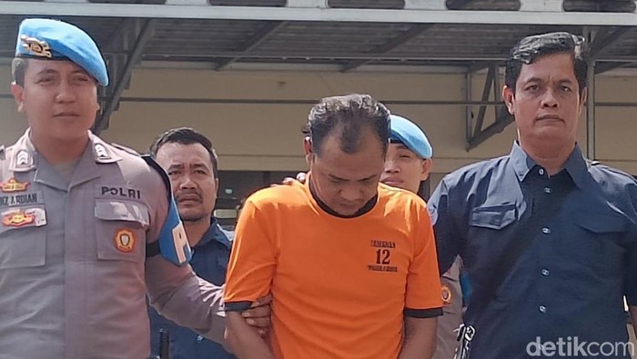 Mbah Supri dukun cabul pemerkosa 10 wanita saat dihadirkan di Mapolresta Cilacap, Selasa (7/11/2023).