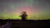 Aurora adalah fenomena cahaya warna-warni yang hanya bisa disaksikan di wilayah kutub Bumi yang lebih rendah. Kilauan cahaya warna-warni ini memiliki ragam warna yang indah, dari biru, merah, kuning, hijau dan oranye yang saling bergeser, seolah tampak sedang menari-nari seperti lembaran tirai yang tertiup angin.  