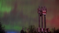 Aurora atau disebut juga Aurora Borealis (di belahan utara) dan Aurora Australis (di belahan selatan), adalah fenomena alam yang memukau di langit malam. Cahaya yang indah ini terjadi ketika partikel-partikel bermuatan dari matahari bertabrakan dengan atmosfer Bumi.  