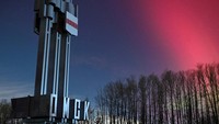 Proses terjadinya fenomena aurora melibatkan interaksi antara partikel matahari, medan magnet Bumi, dan atmosfer. Proses terjadinya aurora dimulai dengan aktivitas di Matahari yang disebut melepaskan massa korona atau coronal mass ejection (CME). CME adalah pelepasan partikel bermuatan tinggi dari permukaan Matahari yang mengarah ke luar angkasa. Ketika CME mencapai Bumi, medan magnet Bumi akan terganggu. Ketika partikel bermuatan dari Matahari bertabrakan dengan medan magnet Bumi, terjadi proses yang disebut interaksi antara angin matahari dan magnetosfer Bumi.  