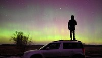 Medan magnet Bumi menyebabkan partikel-partikel bermuatan tersebut diarahkan ke daerah kutub utara dan selatan Bumi. Ketika partikel bermuatan ini memasuki atmosfer Bumi, mereka berinteraksi dengan molekul-molekul atmosfer, terutama oksigen dan nitrogen. Interaksi antara partikel-partikel bermuatan dengan molekul-molekul atmosfer menghasilkan emisi cahaya yang kita lihat sebagai aurora. Partikel-partikel bermuatan menyerap energi dari molekul-molekul atmosfer dan memancarkan cahaya ketika kembali ke keadaan normal.  