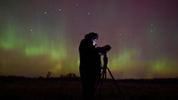 Seseorang mengambil rekaman Aurora yang menerangi langit di wilayah barat daya Siberia Omsk, Rusia 5 November 2023.  