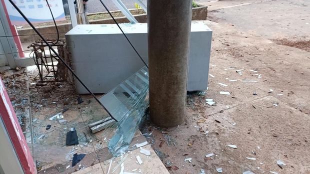 Mesin ATM di Beltim terlempar ke luar ruangan.