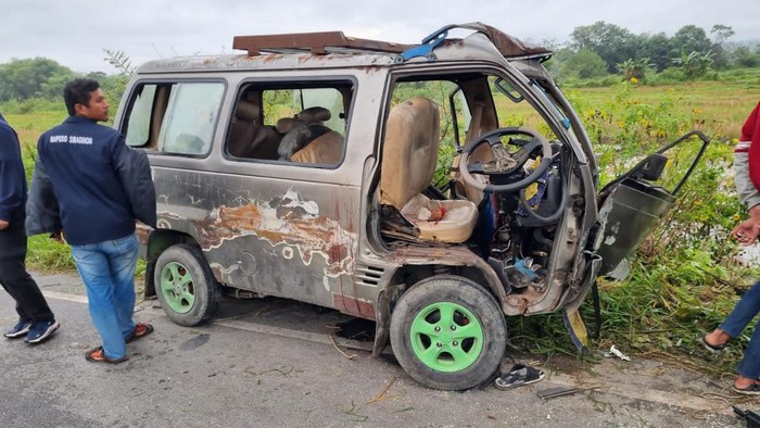 Mobil bawa rombongan pelajar ringsek usai menabrak pohon di Kabupaten Toba. (Dok Polres Toba)