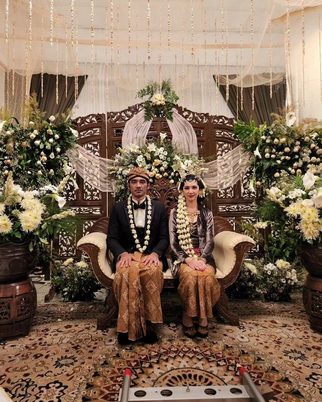 Sheila Dara tampil sebagai Purwanti, yang akhirnya menikah dengan Ario Bayu. Saat bersanding di pelaminan, pemain Gadis Kretek itu mengenakan kebaya beludru berwarna coklat dan jarit batik yang serasi.    Foto: Instagram