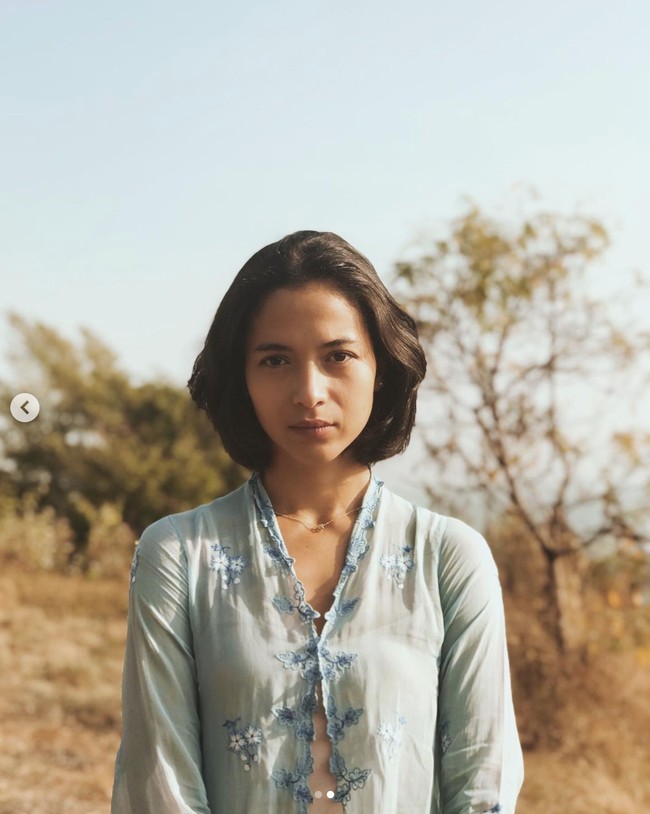 Penampilan Putri Marino juga tidak kalah menawan sebagai Arum Cengkeh alias putri dari Dasiyah. Lewat unggahan Instagram, dia membagikan fotonya memakai kebaya encim berwarna biru muda dengan bordiran bunga.Foto: Instagram