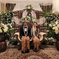 Sheila Dara tampil sebagai Purwanti, yang akhirnya menikah dengan Ario Bayu. Saat bersanding di pelaminan, pemain Gadis Kretek itu mengenakan kebaya beludru berwarna coklat dan jarit batik yang serasi.    Foto: Instagram