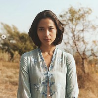 Penampilan Putri Marino juga tidak kalah menawan sebagai Arum Cengkeh alias putri dari Dasiyah. Lewat unggahan Instagram, dia membagikan fotonya memakai kebaya encim berwarna biru muda dengan bordiran bunga.Foto: Instagram