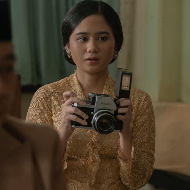 Sementara itu, Tissa Biani, yang berperan sebagai Rukayah alias adik Dasiyah, anggun memakai kebaya brokat bermotif floral.Foto: Instagram